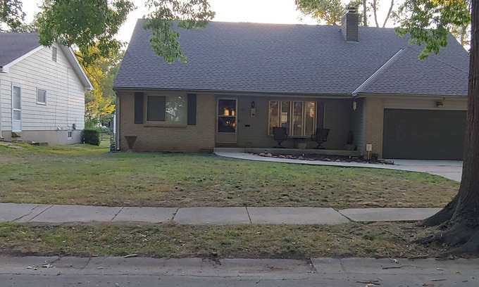 South Kansas City House | Two story ranch sleeps 8 in the quaint area of KC, only 8 miles from KC Stadium