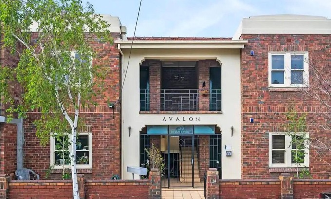 Albert Park Apartment | Two Terrific A+ Albert Park Apartments. 4BR. 2BTH.