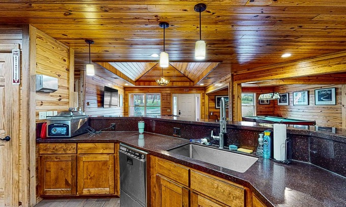 Maysville Cabin | Two water-view cabins with grills, fireplaces, shared amenities, cable, AC