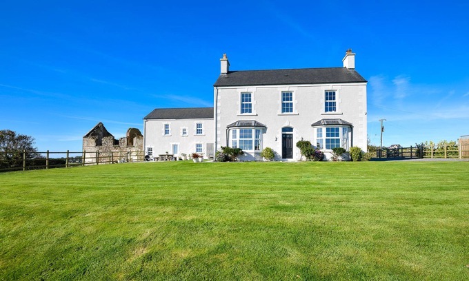 Llanerchymedd Cottage | Tŷ a Chaban Carmel - Carmel House and Cabin - sleeps 22, stunning views, hot tub & wood burner