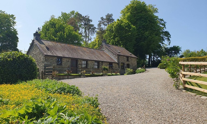 Llangybi House | TY BARCUD, pet friendly, character holiday cottage in