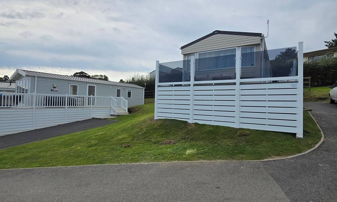 Looe Cabin | Ty-Dee Holiday Home inside Polperro Holiday