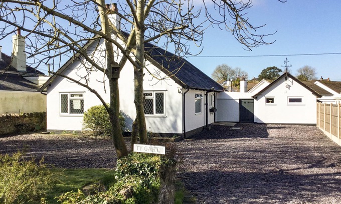 Tyn-y-Gongl Cottage | TY GARTH, pet friendly, country holiday cottage in Benllech