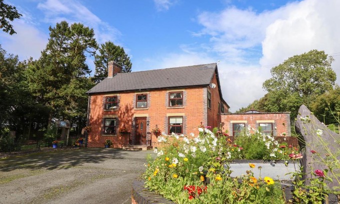 Llanfair Caereinion House | Ty Newydd