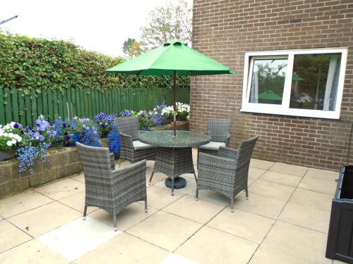 Pendine House | Ty'r Ardd - An immaculate 2 bedroom bungalow close to the beach