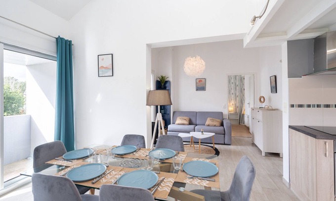 Combrit Apartment | Ty Treustel - Two Bedroom Apartment, Sleeps 6
