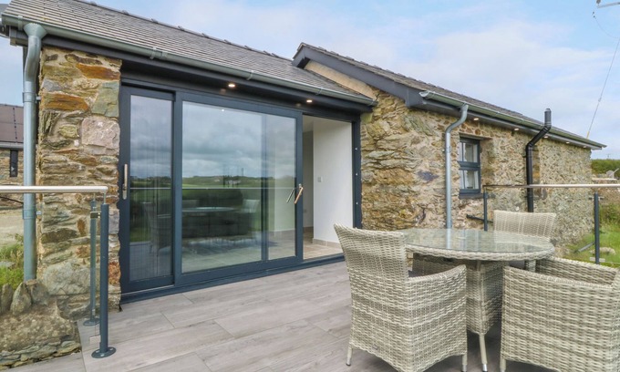 Rhydwyn Cottage | TYDDYN BACH, pet friendly, with open fire in Rhydwyn