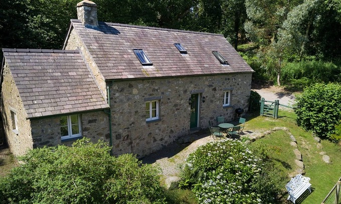Tal-y-Cafn Cottage | Tyddyn Derwen - Three bedrooms, one en-suite shower room, one bathroom