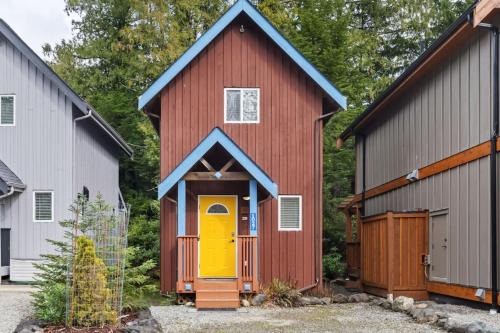 Ucluelet House | Tyee Retreat Cozy Lofted 1 Bedroom Cabin