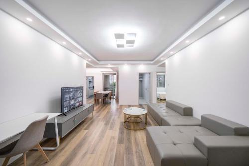 Changning Apartment | Tyms Elegant 4BR 2BA APT Riverside