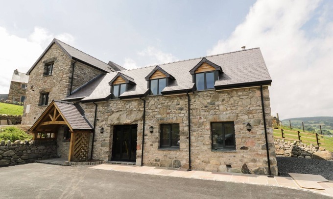 Ruthin Cottage | TYN Y CELYN ISAF, with hot tub in Ruthin
