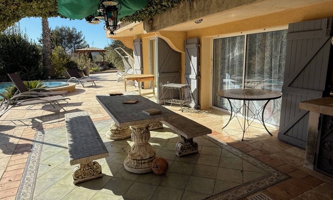 Auriol Apartment | Type 2 apartment in the heart of the Provencal countryside with swimming pool and parking lot