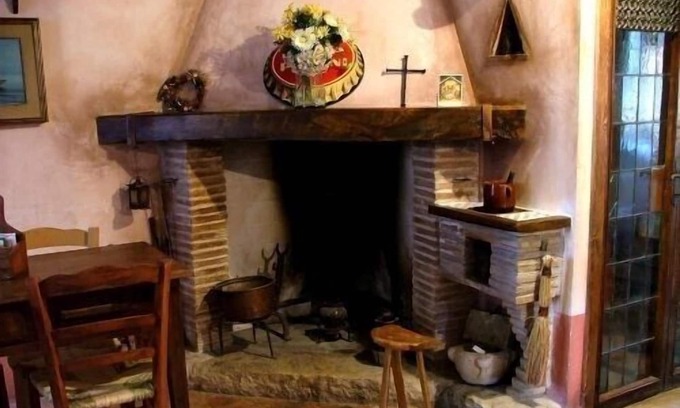 Cineto Romano House | Typical home country quaint with antique furniture