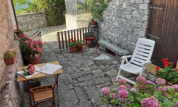 Montefegatesi House | Typical house in a mountain village