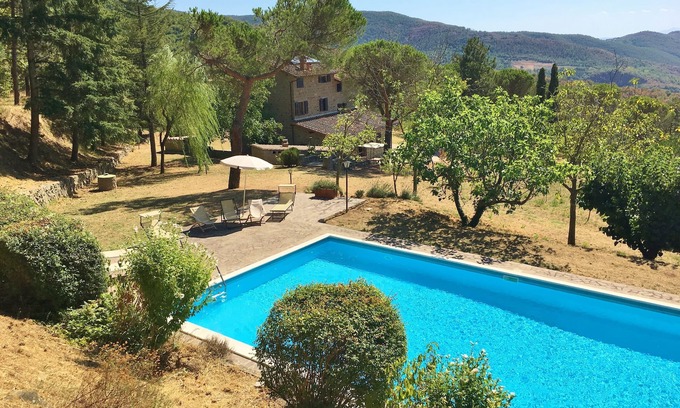 Cortona Villa | Typical house with large pool and lovely views