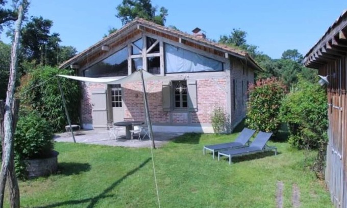 Messanges House | Typical regional house, fully and tastefully renovated with old bricks and beams, very sunny surrounded by old trees & vinyards, close to huge beaches & golf courses.