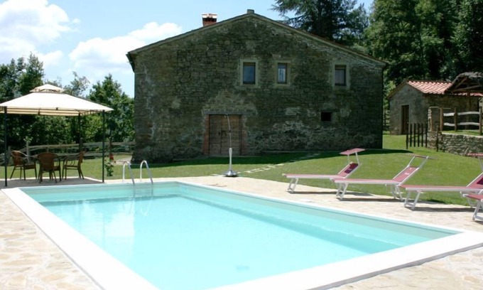 Arezzo Villa | Typical stone farmhouse with private pool and garden situated in a hilly position a few km from the