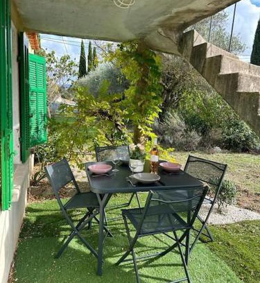 Gonfaron House | Typique cabanon provençal rénové Attention escalier extérieur pour accéder au 1er étage