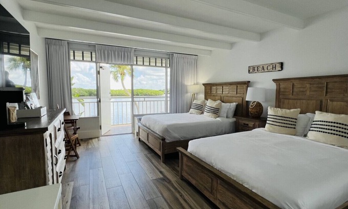 Ruskin Apartment | U215- 1 min walk to beach, restaurants, pools, gym, SLEEPS 4! Little Harbor Beach Resort!