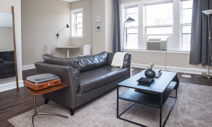 East Hyde Park Apartment | UChicago, Lake, Sci Museum with Gym + W&D | Zencity