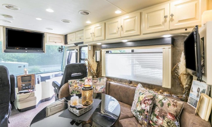Heide Apartment | Uhse Ami Wohnmobil mit Erker