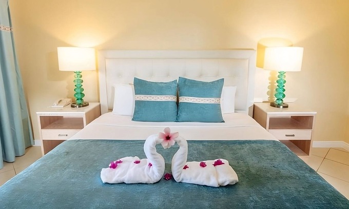 Rodney Bay Hotel | Ultimate Beach Escape! Three Relaxing Units, Beachfront, Pool, Free Parking!