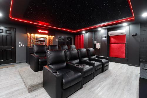 Tuscan Ridge Villa | Ultimate Family Escape Near Disney - Sparkling Pool, Hot Tub & Epic Private Movie Room