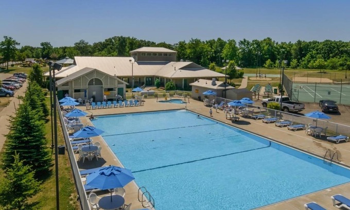 Sheridan House | Ultimate Family Resort Destination with Pools & Scenic Views | Free Parking