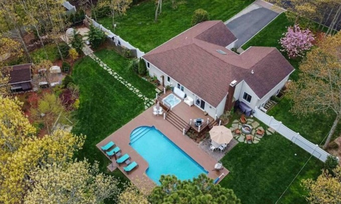 Manorville House | Ultimate House with Heated Pool, Hot Tub and Sauna
