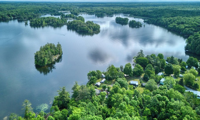 Frontenac Cabin | Ultimate Lake Escape: 3-Bed Family Cottage with Bunks, Sleeps 8!