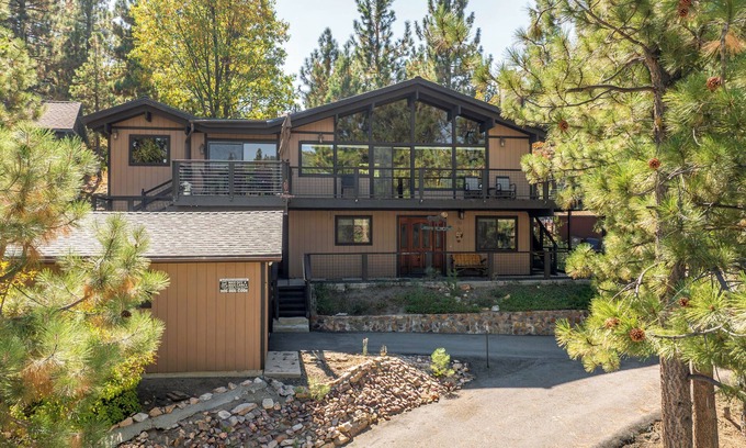 Boulder Bay Cabin | Ultimate Lakeview Lodge + NEAR THE LAKE! + Hot-Tub!