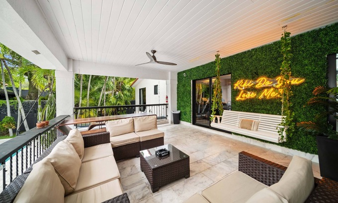 Overtown Villa | Ultimate Luxe 8BR Villa with Pool, Billiards, Cinema, Poker & More!