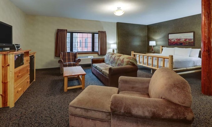 Sioux City Hotel | Ultimate Relaxation: Heated Pool & Whirlpool Suites in Historic Area