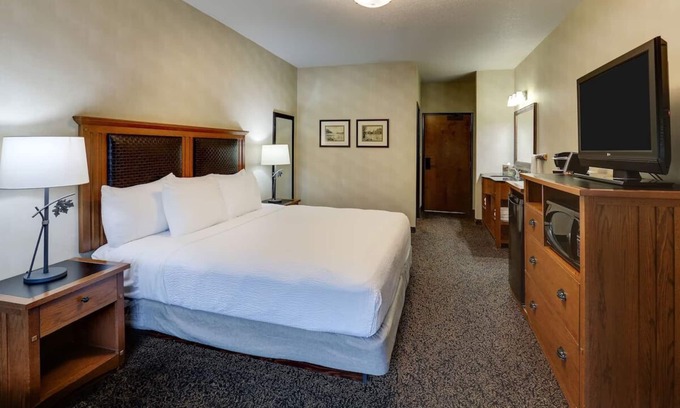 Sioux City Hotel | Ultimate Relaxation: Heated Pool & Whirlpool Suites in Historic Area