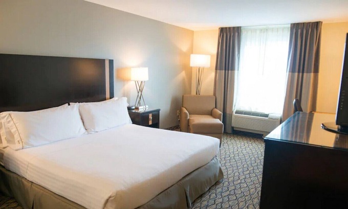 Chanhassen House | Ultimate Room for Staycation! Free Breakfast