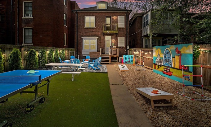 Shaw House | Ultimate St. Louis Retreat - ArcadeRoom - PingPong