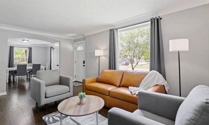 Broadview House | Ultimate Stay w/ Gym & Game Room Broadview