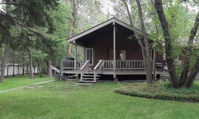 Arnes Cottage | Ultimate vacation lodge in cottage country, short walk to sandy beach