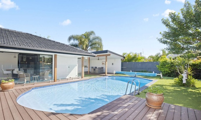 Broadbeach Waters House | Ultra Modern & Relaxing Inner City - Private Pool and Yard - 10min walk to beach