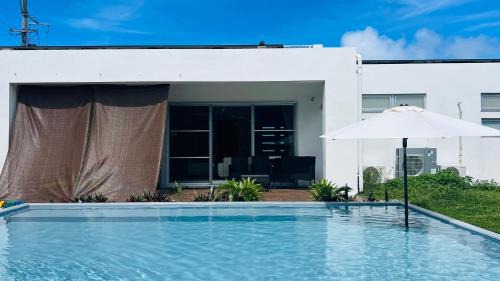 Miyakojima House | UmiOto ウミオト 夫婦 カップル 女性一人旅に大人気のナイトプール付き ゲストハウス 宮古島