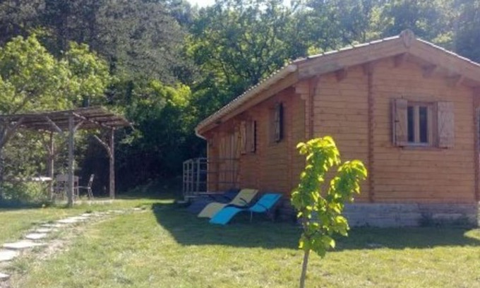 Aouste-sur-Sye Ski Chalet | Un chalet en bois dans un écrin de verdure