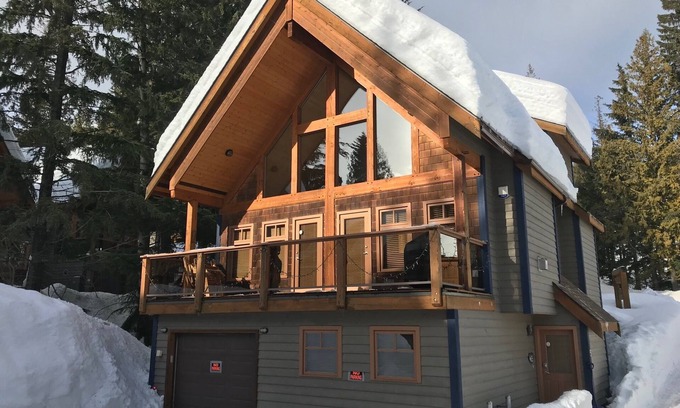 Rossland Ski Chalet | Unbeatable Chalet at Base of Red Mountain