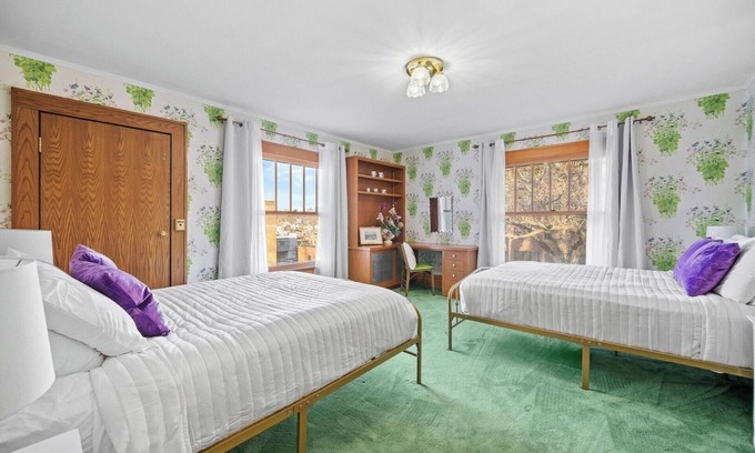 Des Moines House | Unbeatable Location | Families & Groups | Parking Included