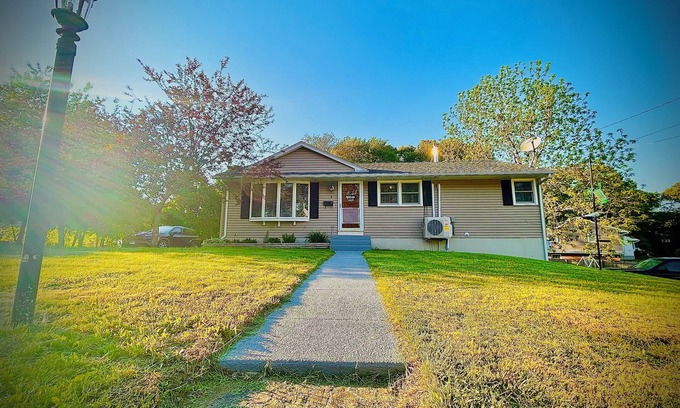 Montville House | Uncasville Getaway “The Lovely Scape Retreat” 5 minutes to the Mohegan Casino.