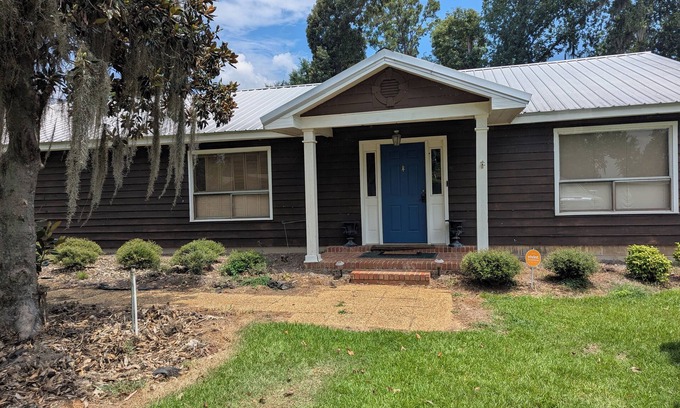 Donalsonville House | Uncle Boo's Spacious home with Awesome lake view and large yard.