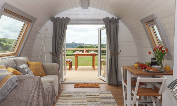 Totnes Cottage | UNDER OAK POD, pet friendly, with hot tub in Totnes