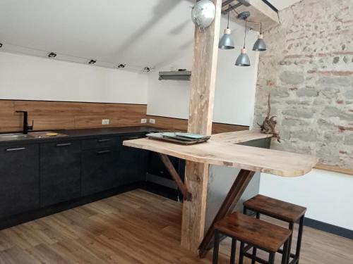 Montreal Apartment | Une perle dans la malepère.