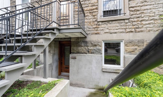 Shaughnessy Village Apartment | une retraite de qualité au niveau du jardin en centre-ville
