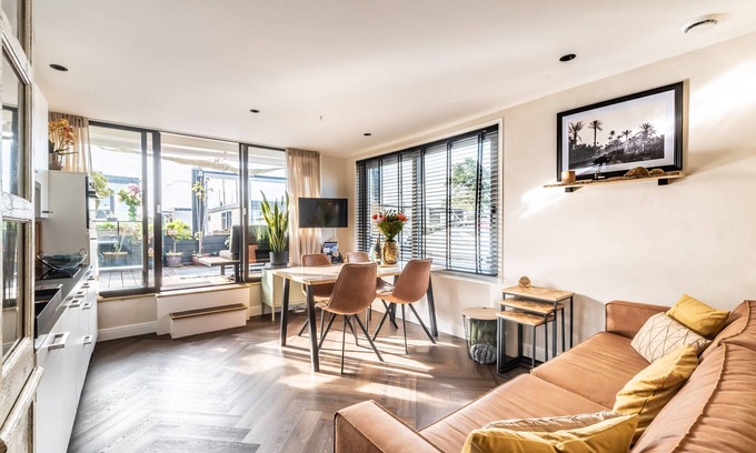 Municipality of Aalsmeer Boat Rental | Unieke en Moderne Water Villa in de Buurt van Schiphol en Amsterdam