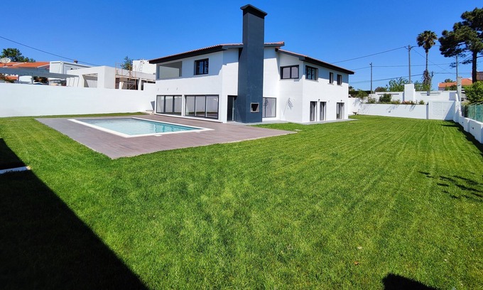 Corroios Villa | UNIK Villa South Lisbon - Pool and Beach
